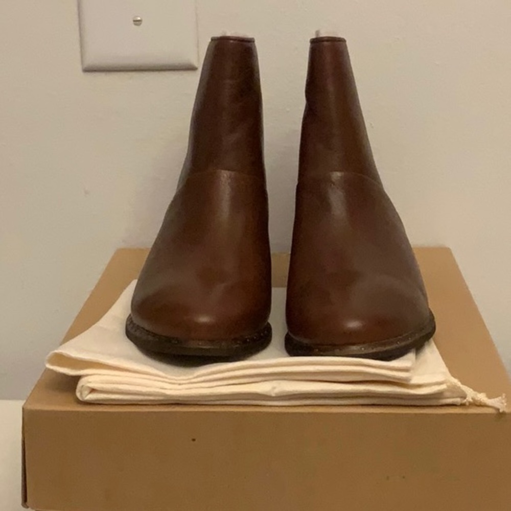 New Ugg Bruno brown boots size 7.5.